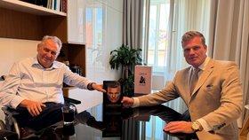 Filip Turek (za Motoristy sobě) na návštěvě v kanceláři Miloše Zemana