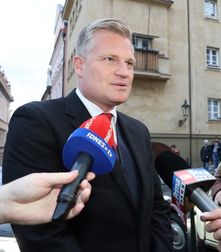 Lernen macht frei. Turek se stane ministrem školství, ve třídách bude opět viset obraz Klause Lernen macht frei. Turek se stane ministrem školství, ve třídách bude opět viset obraz Klause