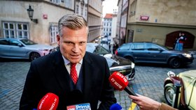 Filip Turek při příchodu do štábu Motoristů (10.10.2026)