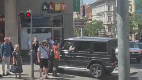 Filip Turek v centru Prahy obrátil auto na střechu! Děsivá nehoda se sanitkou