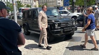 Hrozivá nehoda Filipa Turka: Sanitka jela pod majáky, po srážce auto málem smetlo chodce Hrozivá nehoda Filipa Turka: Sanitka jela pod majáky, po srážce auto málem smetlo chodce