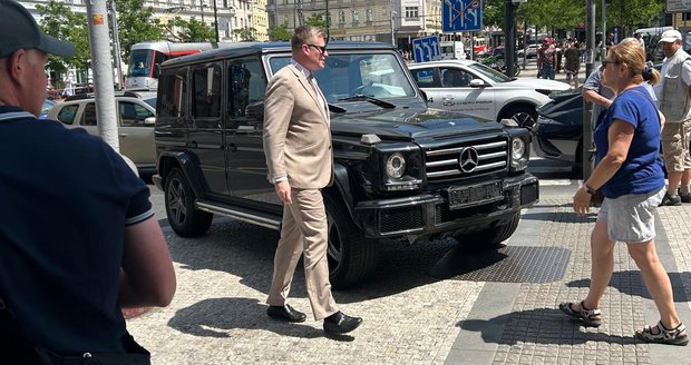 Filip Turek v centru Prahy obrátil auto na střechu! Děsivá nehoda se sanitkou