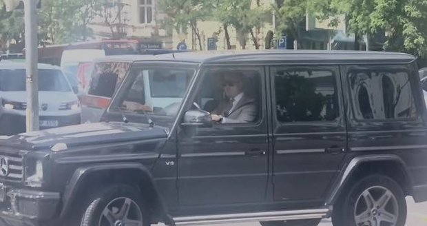 Filip Turek v centru Prahy obrátil auto na střechu! Děsivá nehoda se sanitkou
