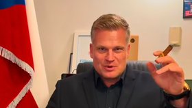 Filip Turek si k narozeninám nadělil větrníky, do kterých zapíchl svůj doutník.(15.10. 2026)