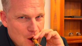 Filip Turek si k narozeninám nadělil větrníky, do kterých zapíchl svůj doutník. (15.10. 2026)