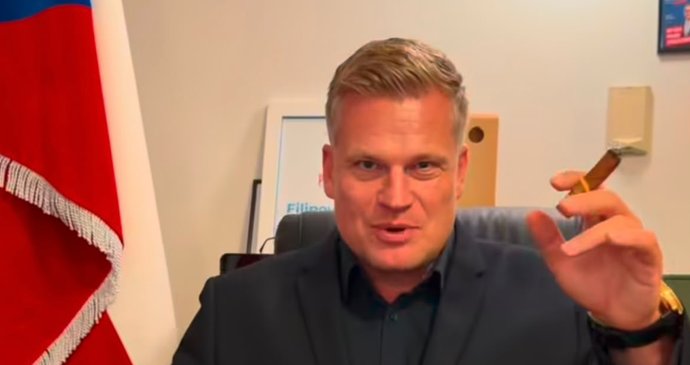 Filip Turek si k narozeninám nadělil větrníky, do kterých zapíchl svůj doutník.(15.10. 2026)
