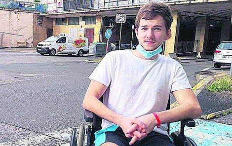 Po nehodě je upoután na invalidní vozík. I tak chce žít naplno.