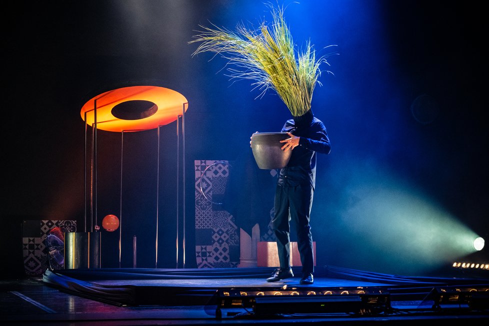 Premiéra představení žongléra Filipa Zahradnického, streamované z pražského Paláce Akropolis, které zahájilo festival nového cirkusu Cirkopolis.