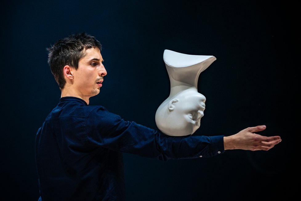 Premiéra představení žongléra Filipa Zahradnického, streamované z pražského Paláce Akropolis, které zahájilo festival nového cirkusu Cirkopolis.