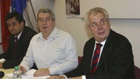 Šéf komunistů Vojtěch Filip (uprostřed) a prezident Miloš Zeman