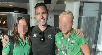 Zvrhlý útok trenéra na svěřenkyně: Narážky na společnou sprchu i potomka Zvrhlý útok trenéra na svěřenkyně: Narážky na společnou sprchu i potomka