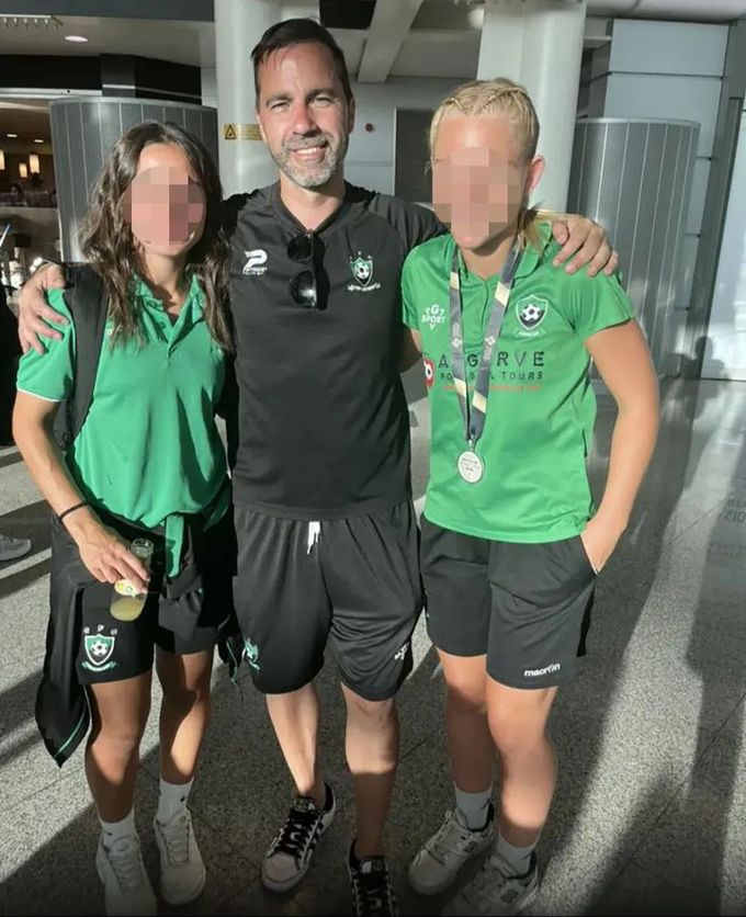 Zvrhlý útok trenéra na svěřenkyně: Narážky na společnou sprchu i potomka Zvrhlý útok trenéra na svěřenkyně: Narážky na společnou sprchu i potomka