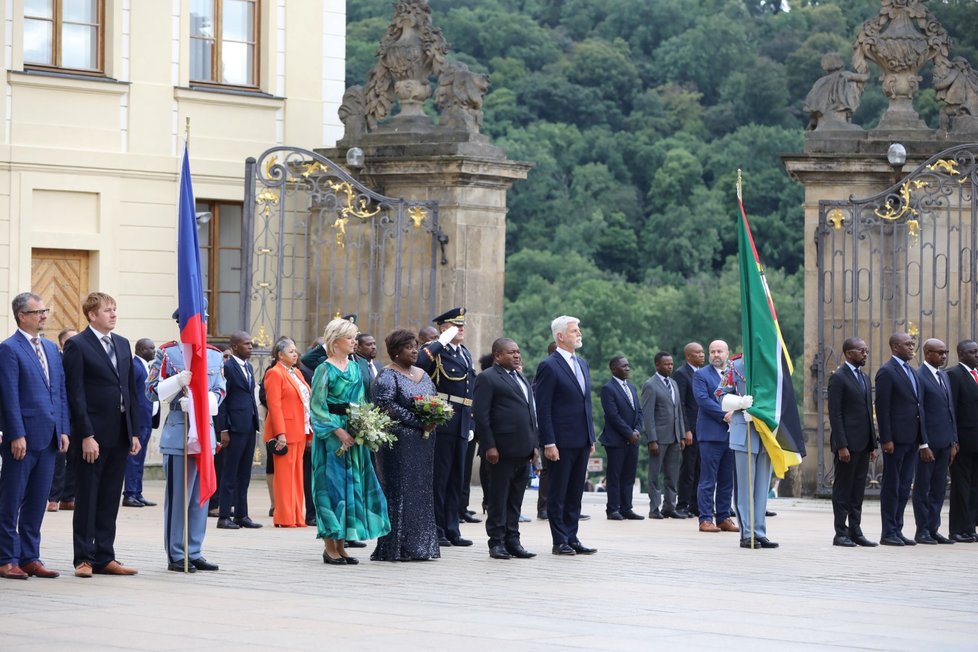 Prezident Petr Pavel s první dámou přivítal na Pražském hradě prezidenta Mosambiku Filipeho Nyusiho (7.8.2023)