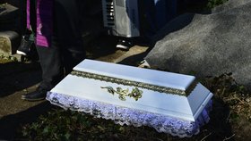 Filípka pohřbili v bílé rakvi