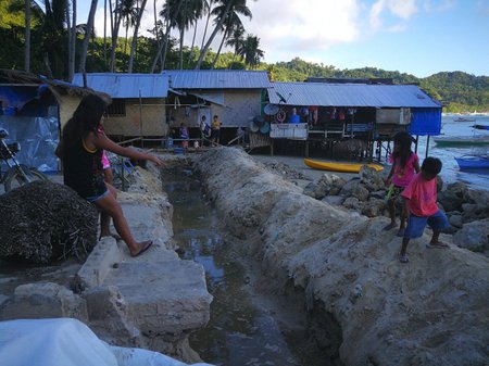 Kvůli znečištění byl uzavřen filipínský ostrov Boracay, turisté se na něj nepodívají půl roku.