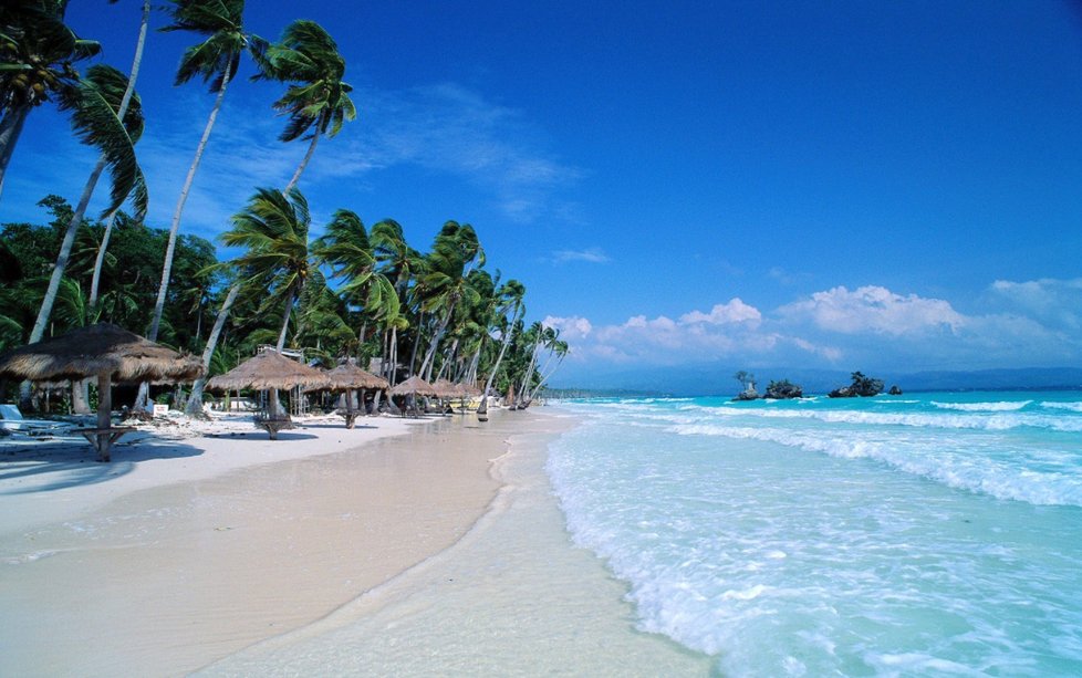 Bílé pláže a azurová voda ostrova Boracay.