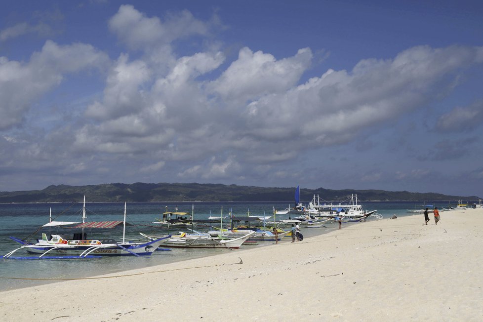 Bílé pláže a azurová voda ostrova Boracay.