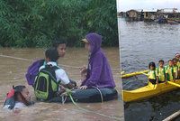 Těžká cesta za vzděláním: Děti musí denně do školy doplavat, charita jim shání lodě