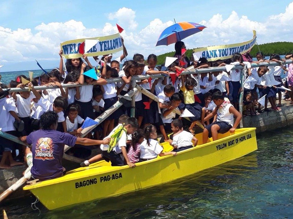 Filipínská charita YBHF se snaží o to, aby školáci do školy nemuseli plavat.