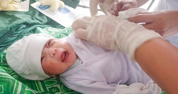 Těhotná maminka zemřela po uštknutí kobry: Zdravé děťátko se narodilo císařským řezem!