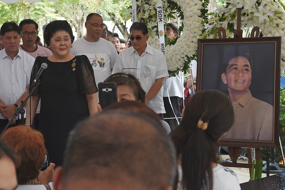 Imelda Marcosová během pohřbu svého manžela, diktátora Marcose. Ten zemřel v roce 1989, jeho ostatky byly nabalzamované a uzavřeny do skleněné rakve, pohřbeny byly v roce 2016.