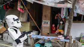 Na Filipínách prosazuje karanténní opatření Darth Vader a Stormtroopeři (30. 4. 2020).
