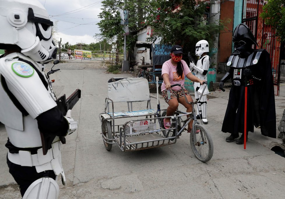 Na Filipínách prosazuje karanténní opatření Darth Vader a Stormtroopeři (30. 4. 2020).