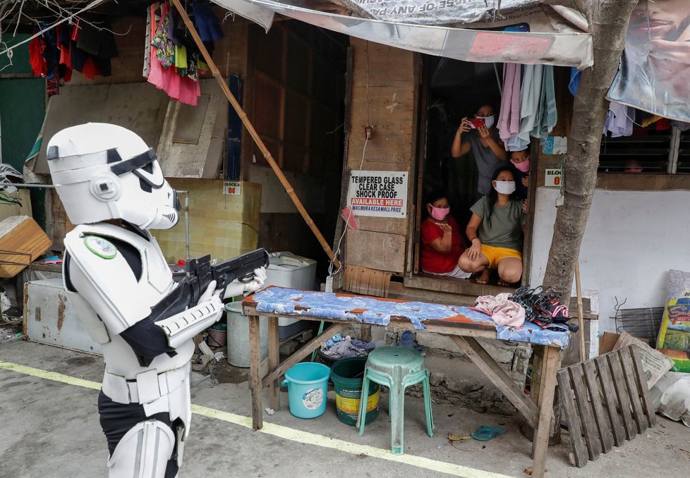 Na Filipínách prosazuje karanténní opatření Darth Vader a Stormtroopeři (30. 4. 2020).