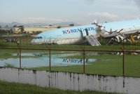 Chvíle hrůzy na Filipínách: Obří airbus nezvládl přistání a havaroval na konci dráhy