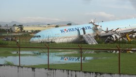 Chvíle hrůzy na Filipínách: Obří airbus nezvládl přistání a havaroval na konci dráhy