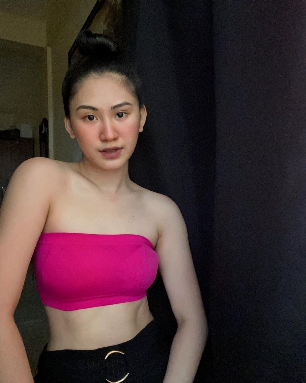 Letušku Christine Angelicu Daceraovou (†23) našli ve vaně luxusního filipínského hotelu v bezvědomí. 11 mužů bylo obviněno ze znásilnění a vraždy. Jeden z nich se hájí, že jsou všichni homosexuálové.