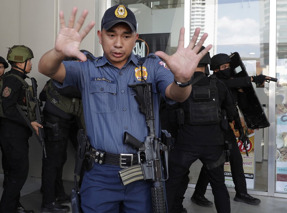 Ozbrojený muž na Filipínách držel rukojmí v obchoďáku.
