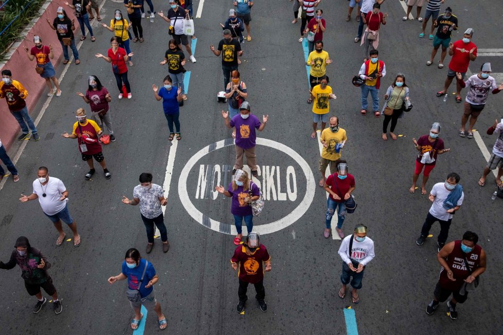 Koronavirus na Filipínách: Oslavy Black Nazarene probíhají za přísných opatření (9. 1. 2021)