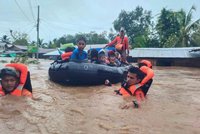 Bleskové záplavy a sesuvy půdy mají na Filipínách 45 obětí. Země se připravuje na další bouři