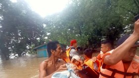 Při bleskových záplavách zemřely na Filipínách desítky lidí.