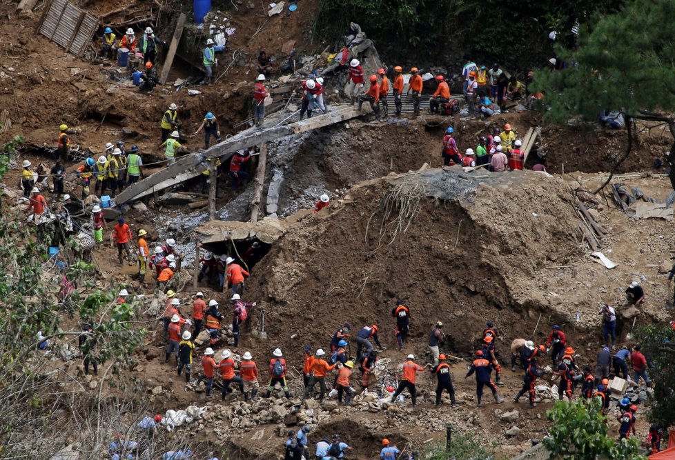 Nejméně 15 lidí dnes zahynulo a zhruba 50 se pohřešuje po dalším mohutném sesuvu půdy na Filipínách.