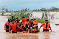 Přes 100 mrtvých, desítky pohřešovaných, vesnice srovnané se zemí: Tajfun zdevastoval Filipíny