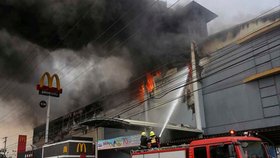 Při požáru obchodního domu na jihu Filipín patrně zemřelo 37 osob.