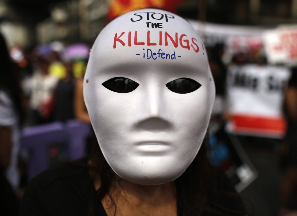 Lidé v Manile protestovali proti praktikám prezidenta Duterteho.