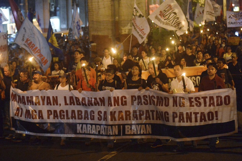 Lidé v Manile protestovali proti praktikám prezidenta Duterteho.