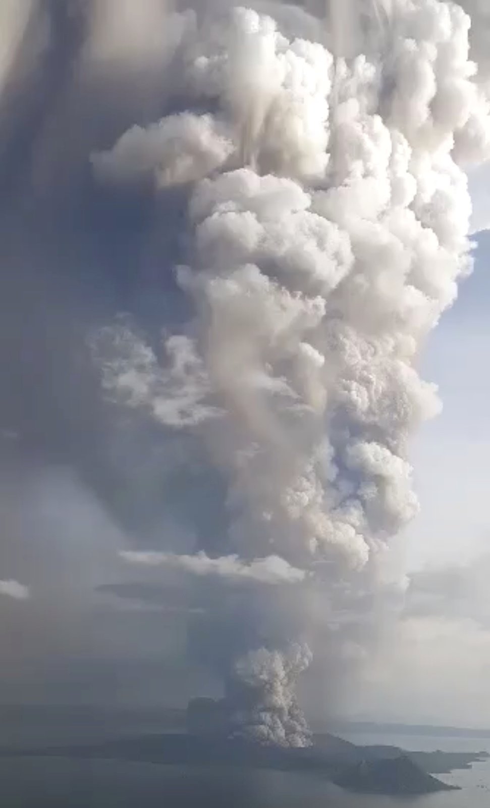 Filipínská sopka Taal se probudila k životu, (13.01.2019).