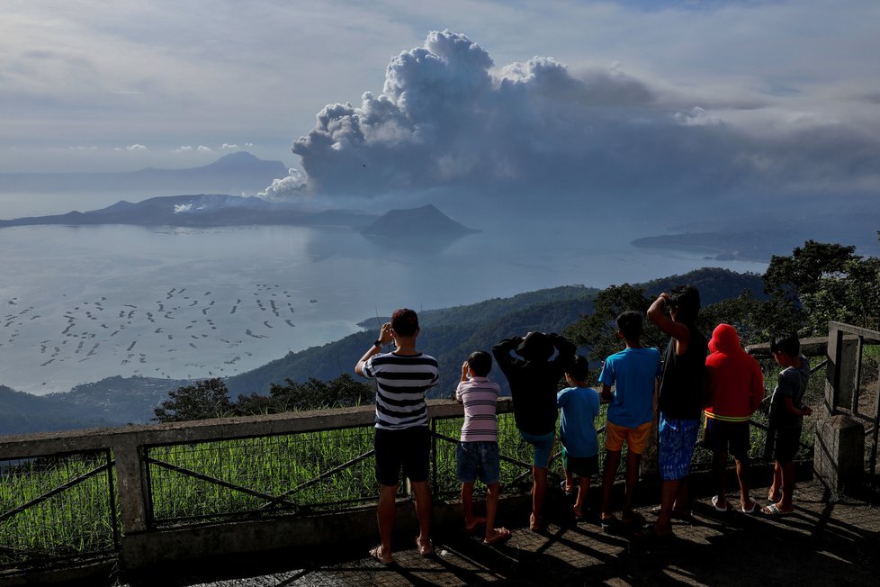 Filipínská sopka Taal se probudila k životu (13. 01. 2019).