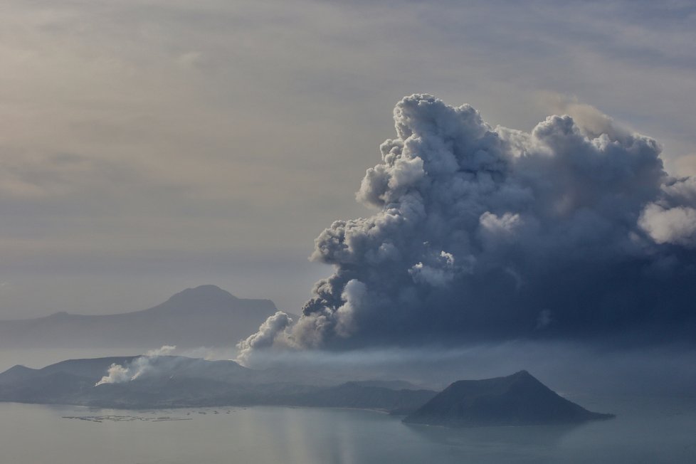 Filipínská sopka Taal se probudila k životu, (13.01.2019).
