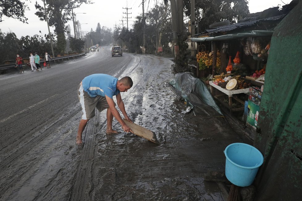 Filipínská sopka Taal se probudila k životu (13. 01. 2019).