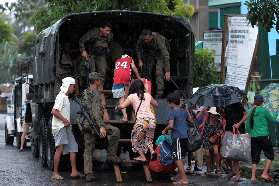 Kvůli blížícímu se tajfunu evakuovaly Filipíny desetitisíce lidí (2. 12. 2019).