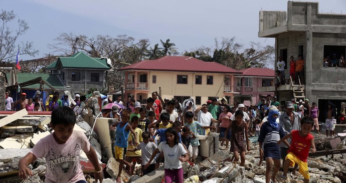 Rabování na Filipínách zdevastovaných tajfunem nebere konce