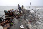 Tajfun Koppu na Filipínách: Lidem z pobřeží Manila Bay zničila bouře domy.