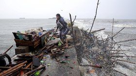 Tajfun Koppu na Filipínách: Lidem z pobřeží Manila Bay zničila bouře domy.