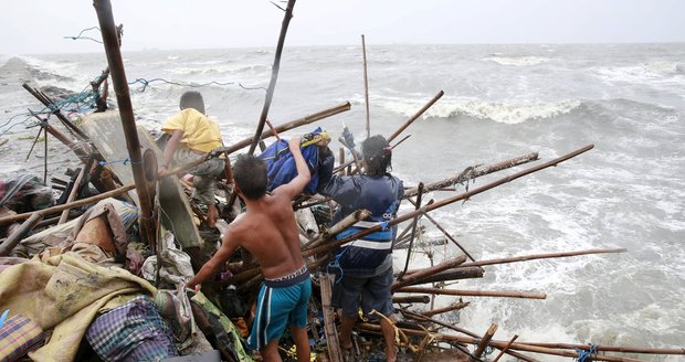 Tajfun Koppu na Filipínách: Lidem z pobřeží Manila Bay zničila bouře domy.