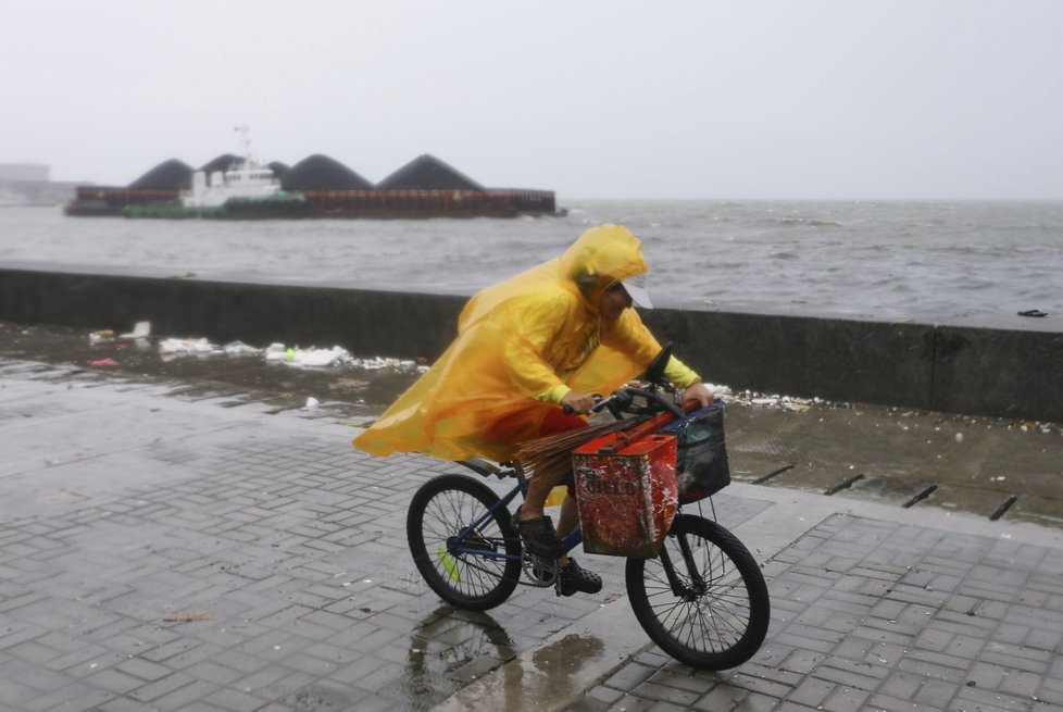 Tajfun Koppu na Filipínách: Bouři provází silné lijáky a vítr.